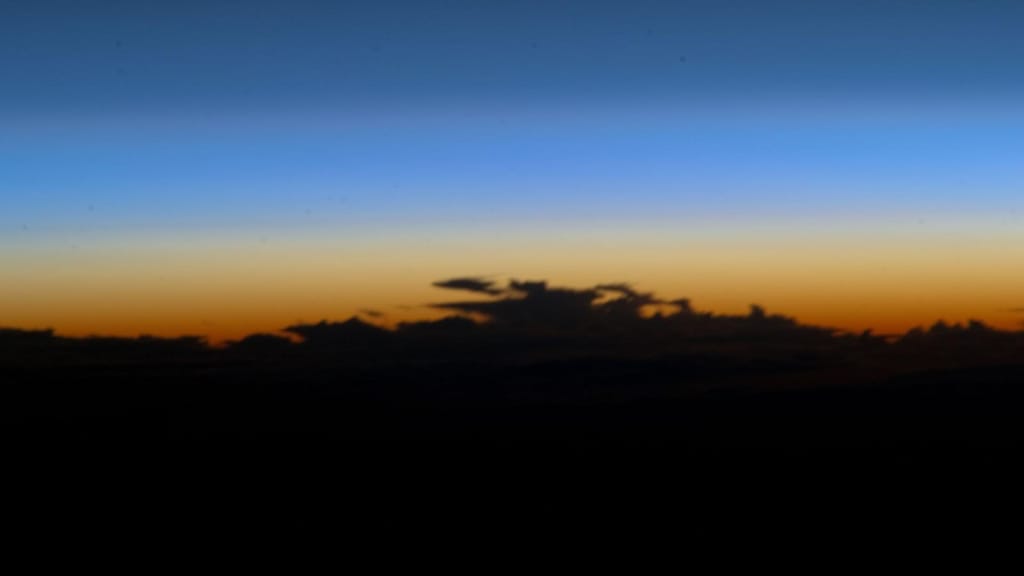 Silhueta de nuvens no horizonte ao crepúsculo, sobre o Atlântico a sudoeste dos Açores