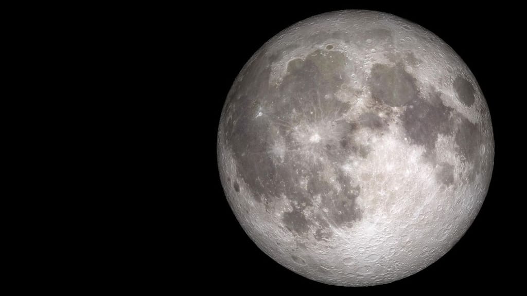 Fotografia da Lua cheia, com os mares escuros e as crateras claras bem visíveis sobre um fundo negro