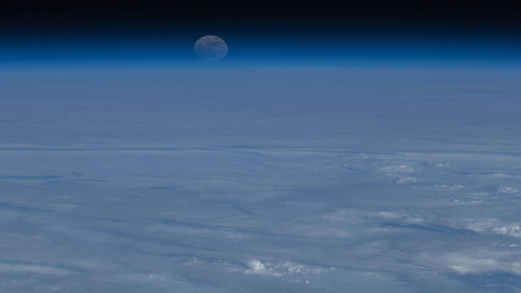 A Lua a nascer sobre o horizonte da Terra, vista da Estação Espacial Internacional