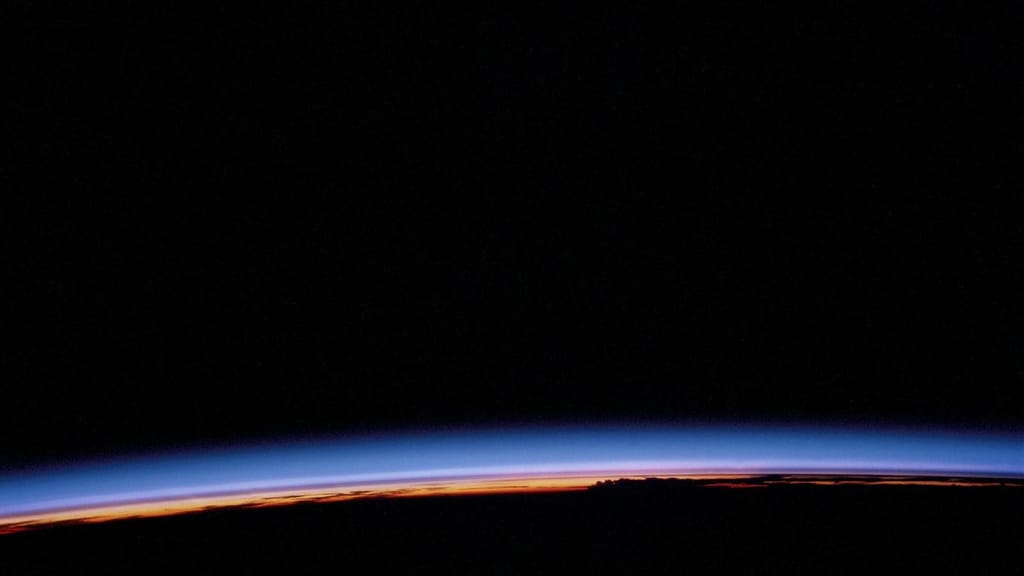 Pôr do sol sobre o horizonte da Terra fotografado de órbita