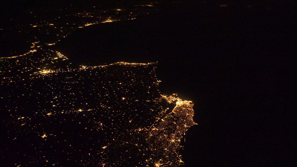 A costa de Portugal e as luzes das cidades à noite, vistas da Estação Espacial Internacional