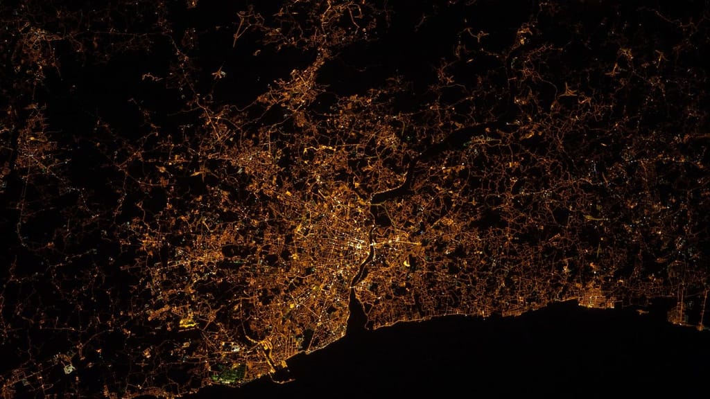 O Porto e Vila Nova de Gaia à noite, dos dois lados do rio Douro, vistos da Estação Espacial Internacional
