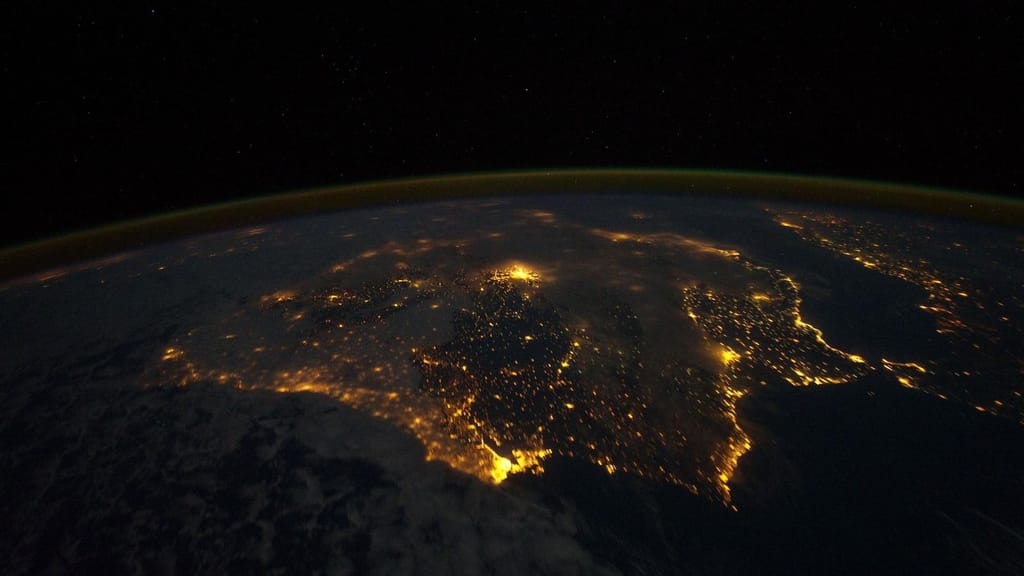A Península Ibérica à noite vista da Estação Espacial Internacional